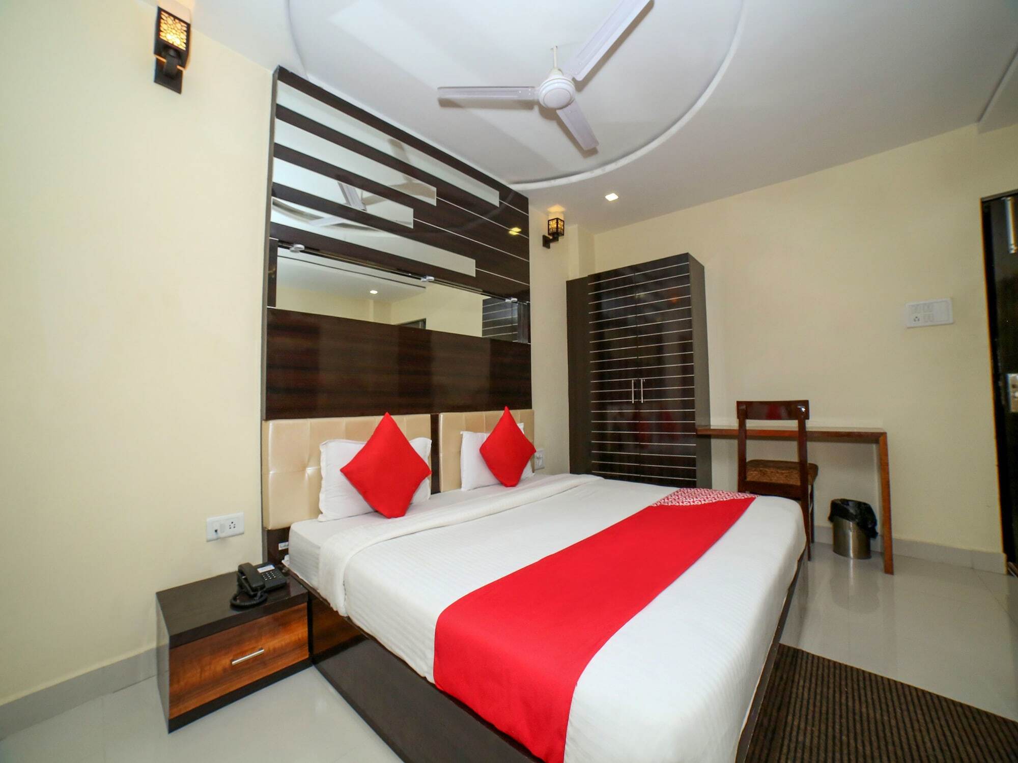 Oyo 7367 Hotel Dessert Palm Gwalior Exterior foto